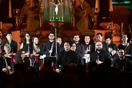 Refrenda Sinfonieta FMM solidez musical en concierto, junto a John-Henry Crawford 